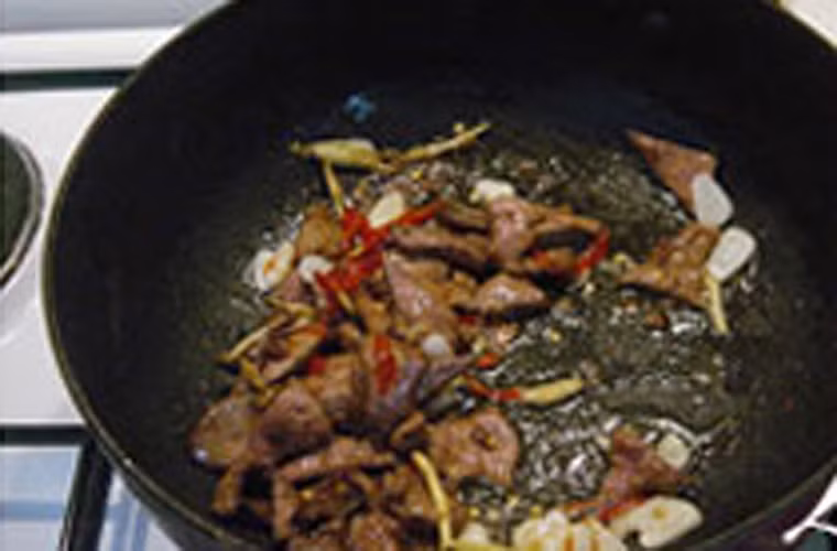 Biến tấu với gan lợn xào tỏi.