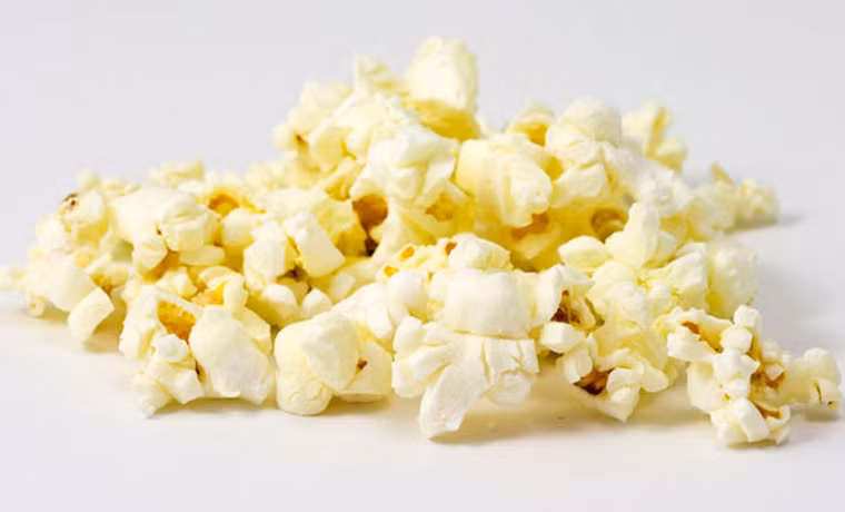 Mẹo vặt khi chế biến bỏng ngô. Muốn bỏng ngô trở nên giòn tan, bạn nên ngâm hạt trong nước chừng 10 phút, để ráo rồi cho vào lò quay.