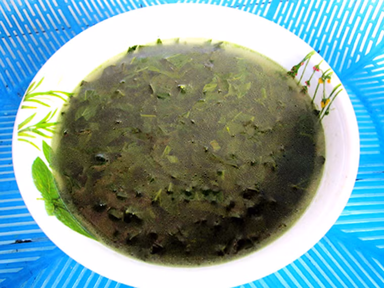 Canh lá đắng không có vẻ ngoài bắt mắt. Nếm thử người ăn dễ dàng cảm nhận vị đắng ngắt song cảm giác khó nuốt sẽ dần được thay thế bằng vị ngòn ngọt, dễ chịu đậm đà. Không chỉ là món ăn ngon, canh lá đắng còn được người dân dùng để giải rượu, giải cảm, chữa đau xương cốt rất nhạy.