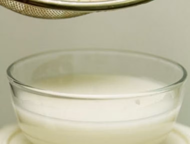 Khử mùi tanh của ốc. Thay vì sử dụng nước trắng để ngâm ốc, chị em nên tận dụng phần nước vo gạo thừa để giúp ốc nhả nhớt nhanh hơn. Bên cạnh đó, nước vo gạo cũng mang lại tác dụng khử tanh bất ngờ.