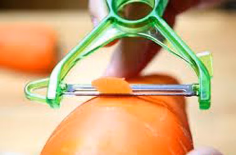 Không bỏ hết vỏ. Với các thực phẩm như khoai tây bắt buộc phải bỏ vỏ. Tuy nhiên với bầu bí, cà rốt nếu lớp vỏ bên ngoài đủ non thì bạn nên giữ lại, rửa sạch để chế biến. Theo các chuyên gia dinh dưỡng, đôi khi phần vỏ còn chứa lượng vitamin còn nhiều hơn ở lá, cọng.