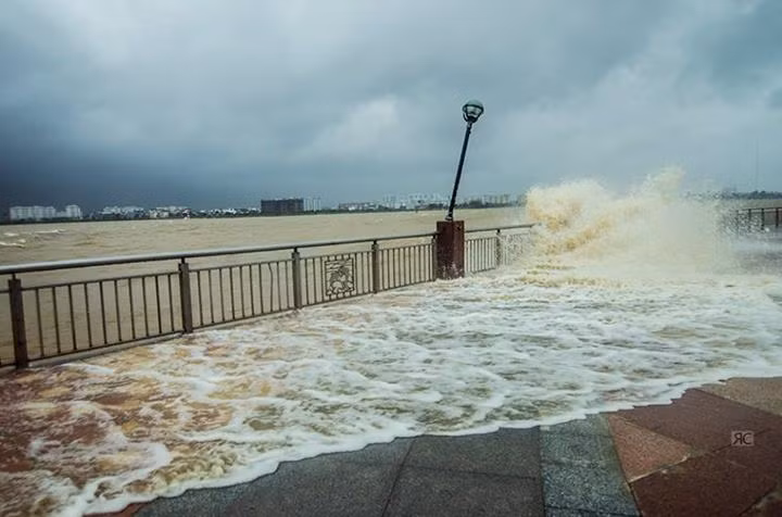 Nước sông Hàn tràn bờ sáng 15/10. Ảnh: Facebook Rai Còm.