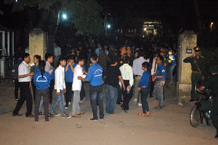 Đến 21 giờ tối qua, lượng lượng tình nguyện viên vẫn làm việc rất xông xáo trước cửa nhà Đại tướng Võ Nguyên Giáp tại địa chỉ 30 Hoàng Diệu, Ba Đình, Hà Nội. Ảnh: Tiến Dũng