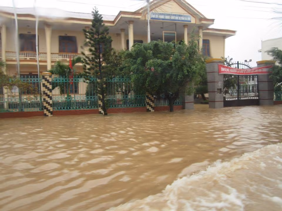 Nước ngập trắng trước UBND thị trấn Ba Đồn, Quảng Bình. Ảnh: FB.
