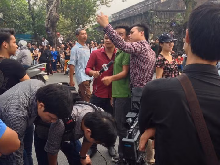 Bức ảnh nhóm phóng viên VTV chụp ảnh "tự sướng" bị dân mạng châm chọc, "ném đá" gay gắt.