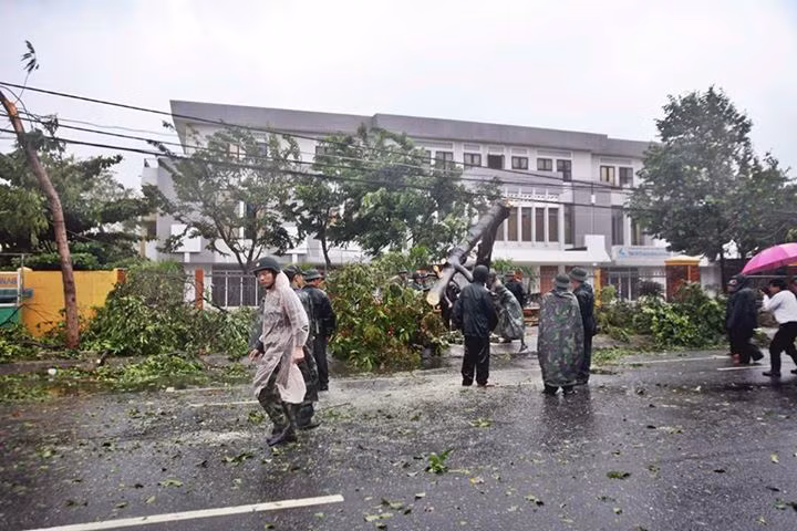 Người dân Đà Nẵng bắt đầu việc khắc phục hậu quả của bão Nari với sự trợ giúp của quân đội. Ảnh: Facebook Tin nóng Đà Nẵng.