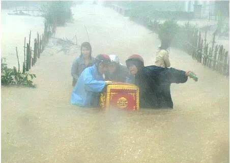 Hình ảnh đớn đau, tang thương khi người dân Quảng Trạch, Quảng Bình cố gắng băng dòng nước lũ, đưa linh cữu người đã khuất về nơi an toàn. Đây là hình ảnh được chia sẻ nhiều nước và lấy đi nước mắt của cư dân mạng nhiều ngày qua. Ảnh: FB Dũng Kqd.