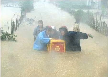 Hình ảnh đớn đau, tang thương khi người dân Quảng Trạch, Quảng Bình cố gắng băng dòng nước lũ, đưa linh cữu người đã khuất về nơi an toàn. Đây là hình ảnh được chia sẻ nhiều nước và lấy đi nước mắt của cư dân mạng nhiều ngày qua. Ảnh: FB Dũng Kqd.