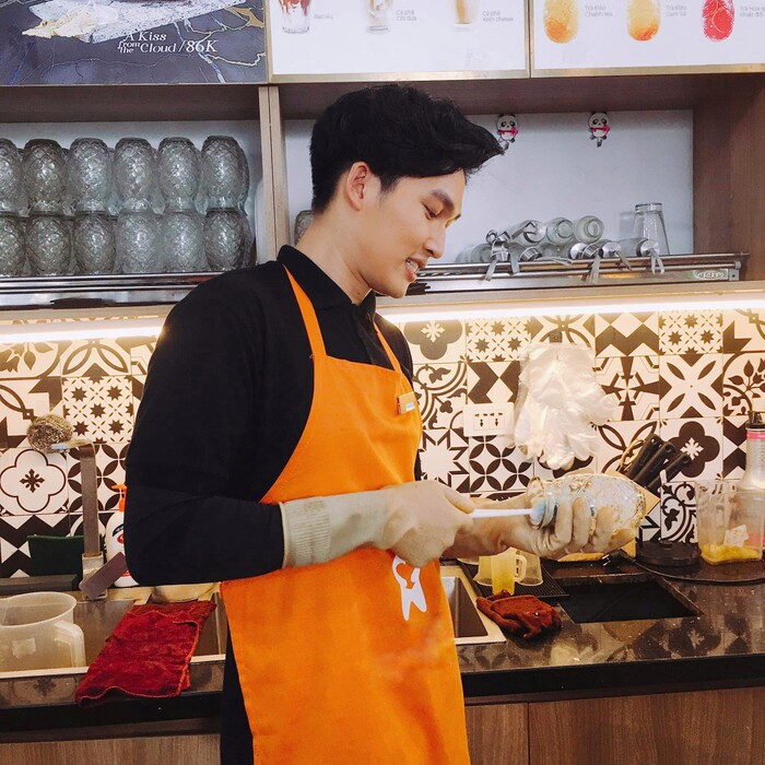 Diện mạo "nam thần" của Đình Tú thông qua ảnh chụp lén - Hình 11 Dien mao