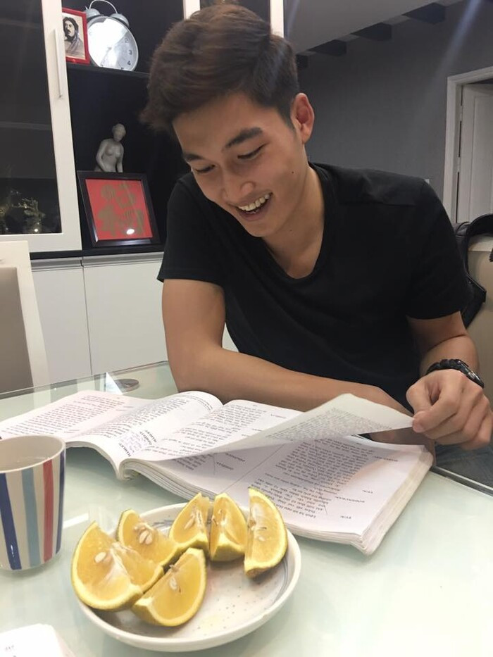 Diện mạo "nam thần" của Đình Tú thông qua ảnh chụp lén - Hình 5 Dien mao