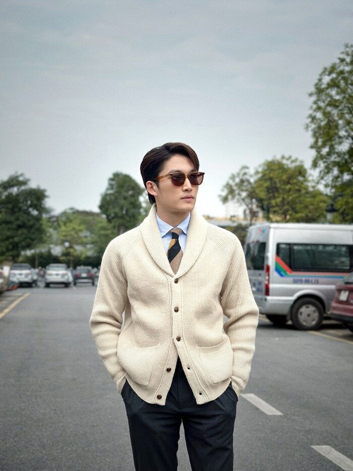 Diện mạo "nam thần" của Đình Tú thông qua ảnh chụp lén - Hình 13 Dien mao