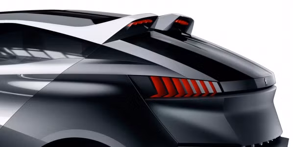 Hai cánh sau đặt cân bằng ở vị trí hông xe. Bên dưới cánh là hệ thống đèn Flash ánh sáng đỏ.