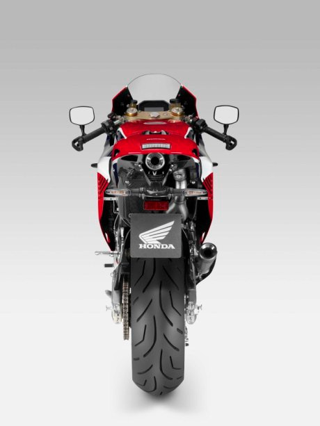 RCV "diện" lên mình một lớp sơn tĩnh điện có độ bền cực cao. Được biết, hình quốc kỳ Nhật Bản được in trên xe là để đánh dấu kỷ niệm 100 năm hoạt động của chương trình EICMA.