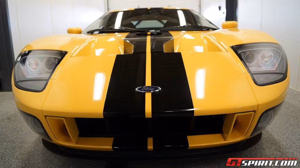 Mui xe nổi bật với chi tiết đèn pha lồi 2 bên. Đường sơn đen ở giữa càng làm tăng thêm nét thể thao, năng động cho xe.