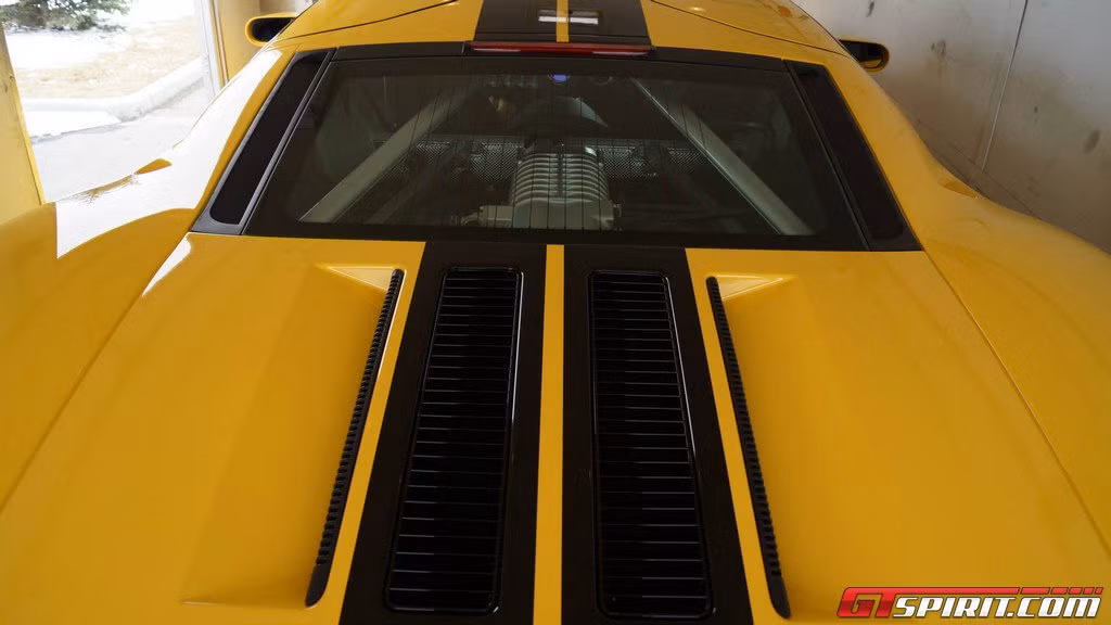 Hệ thống lưới thoát khí chất liệu carbon thiết kế song song ở phần sau xe.