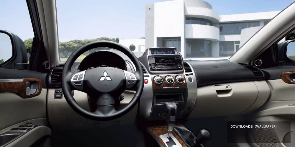 Về nội thất, Pajero Sport mới được trang bị hệ thống ghế ngồi, tay lái, vô lăng đều bọc da. Ngoài ra, xe còn được trang bị các tính năng như điều hòa nhiệt độ tự động, camera 360 độ, hệ thống giải trí, màn hình LCD, kết nối Bluetooth...