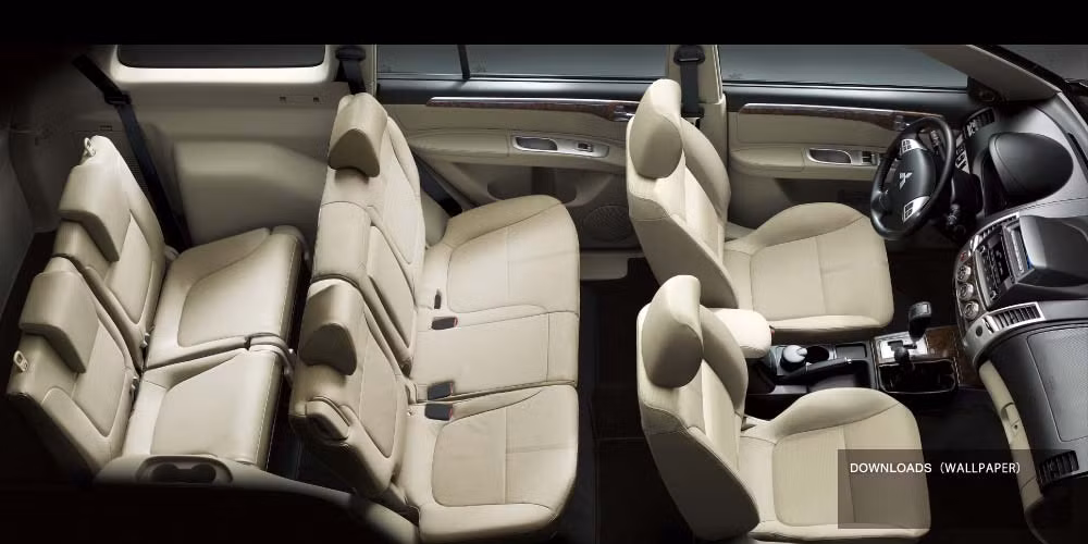 Khoang bên trong rộng rãi với sức chứa 7 hành khách, chia làm 3 hàng ghế.