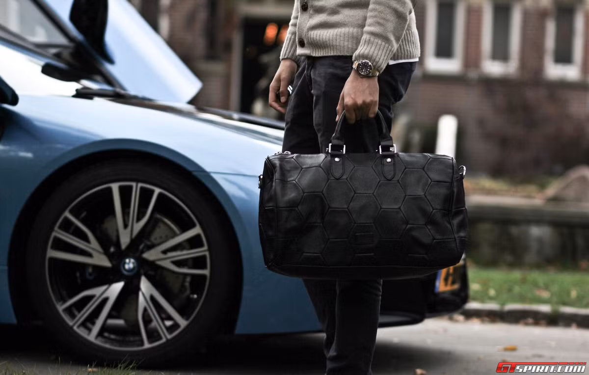 Đặc biệt, nếu bạn là một quý ông lịch lãm, việc bạn cưỡi trên một chiếc xe sang trọng, đẳng cấp như thế này luôn giúp bạn trở nên nổi bật hơn dù là bất cứ nơi nào bạn đặt chân tới.