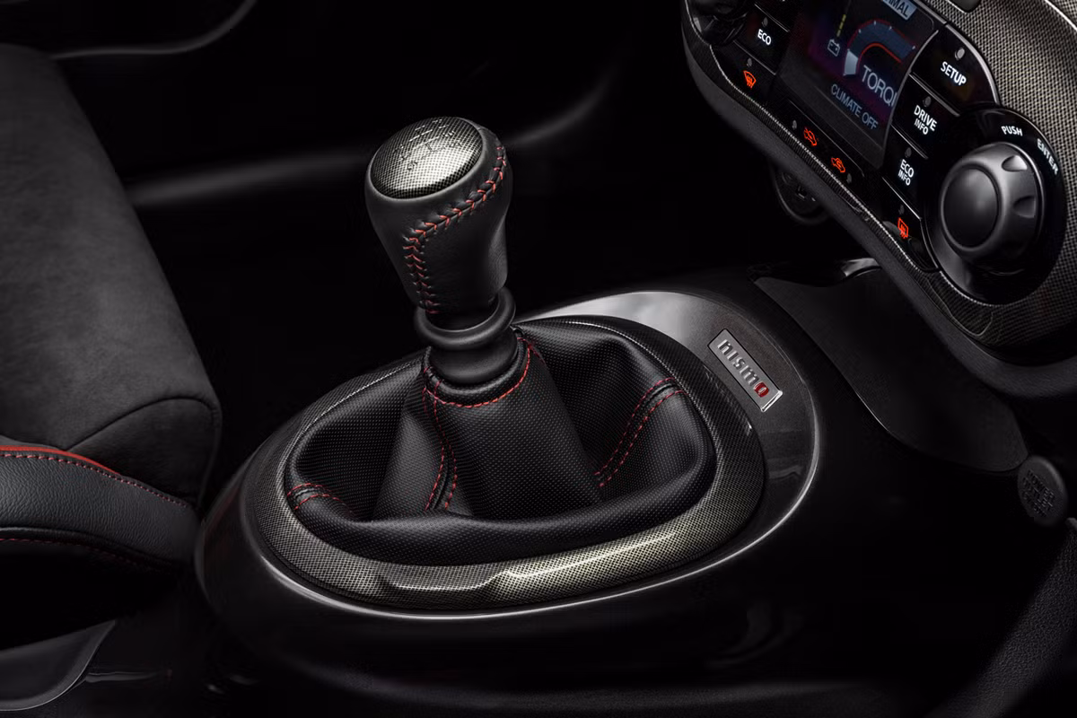 Cả 2 phiên bản đều được trang bị hộp số thường 5 cấp.