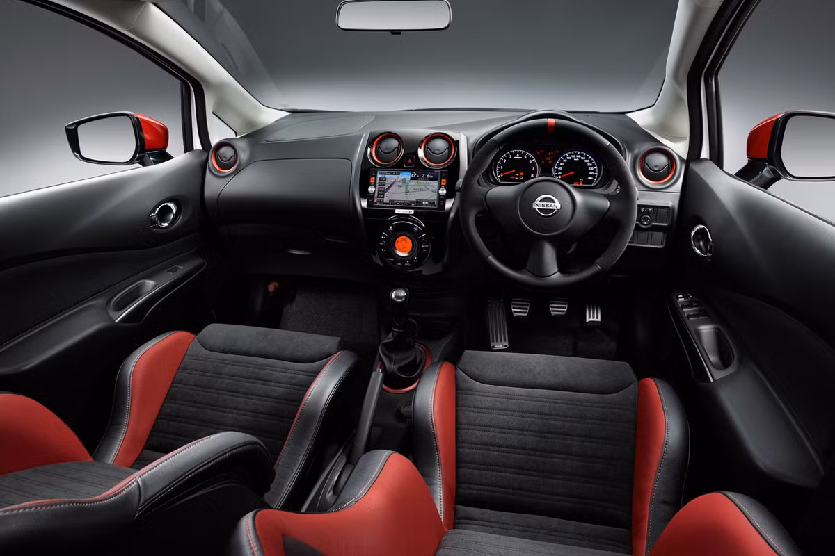 Còn Note Nismo S sở hữu động cơ AMG 1.6L, công suất 138 mã lực, mạnh hơn 29 mã lực so với phiên bản tại Mĩ.