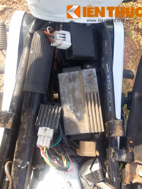 Hệ thống điện của xe được độ lại có thể chạy được hệ thống điện của Minsk và hệ thống điện ắc-quy của Honda. Ảnh: Chiếc bơm xe Minsk nguyên bản.