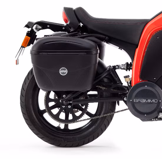 Bánh xe đặc biệt với bộ lốp bám đường cỡ lớn và đôi vành đúc cực chắc.