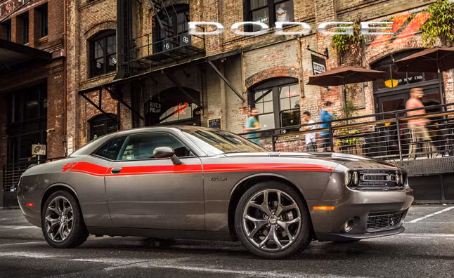 Dodge Challenger R/T là một ứng cử viên đáng gờm trong danh sách này bởi trang bị động cơ Hemi 8 xi-lanh cho công suất 375 mã lực và mô-men xoắn 410Nm, đi kèm hộp số 6 cấp. Đặc biệt, nhiều khách hàng phải công nhận họ đã bị chinh phục bởi hệ thống ghế ngồi êm ái, tiêu chuẩn và hệ thống giải trí tuyệt vời bên trong Challenger R/T.