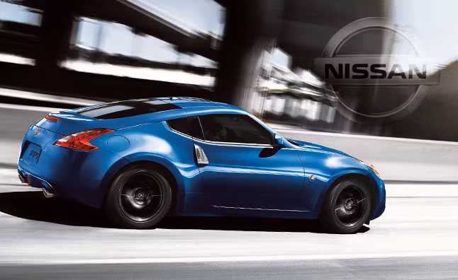 Nissan 370Z Coupe sở hữu động cơ V6 dung tích 3.7L sản sinh công suất 332 mã lực, mô-men xoắn 270Nm kết hợp bộ truyền động 6 số. Ngoài các trang bị cơ bản, 370Z còn sở hữu bộ đèn pha HID, điều hòa tự động, các kết nối Bluetooth, điều khiển tư thế ghế ngồi tự động.