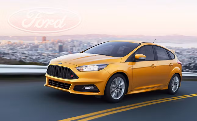 Ford Focus ST được trang bị động cơ EcoBoost dung tích 2.0L cho công suất 252 mã lực và mô-men xoắn 270Nm. Ngoài ra, nhà sản xuất còn bổ sung hàng loạt thiết bị như đèn sương mù, SYNC, hệ thống âm thanh 6 loa...