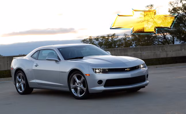 Chevrolet Camaro 1LT có thể không phải là một chiếc xe hoàn hảo bởi kích cỡ khá cồng kềnh cùng thiết kế điểm mù quá khổ. Tuy nhiên, 1LT gỡ điểm nhờ hệ động cơ V6 dung tích 3.6L cùng hiệu suất 323 mã lực, hộp số 6 cấp. Mẫu xe này được bán với giá 27.000 USD bao gồm 995 USD phí vận chuyển.