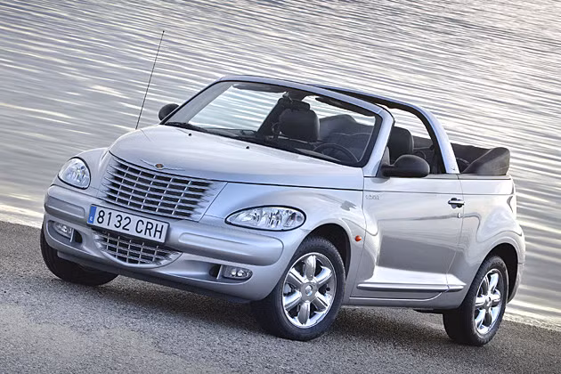 3. Chrysler PT Cruiser Cabriolet thực sự là một “con vịt xấu xí”. Ngoài ra, khoang xe với các thiết bị nghèo nàn cũng là lý do đẩy chiếc xe vào danh sách đen.