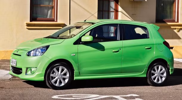 6. Mitsubishi Mirage là một điểm đen của hãng xe Nhật. Chất lượng xe không được đánh giá cao, trong khi giá thành lại khá đắt. Sẽ chẳng có lý do nào để người dùng mua chiếc xe này trừ khi họ được giảm giá tối đa.