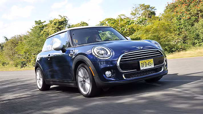 1. Cooper Hatch - cái tên nói lên tất cả. Chiếc xe này có kích cỡ nhỏ nhắn như chính tên gọi của nó. Tuy nhiên, bên trong dáng vẻ ấy lại là một hệ thống động cơ mạnh mẽ bất ngờ.