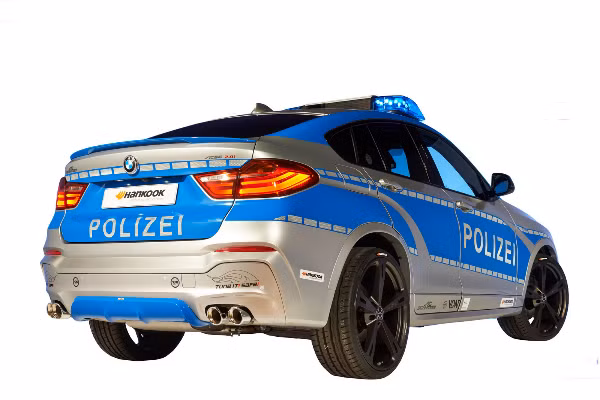 Dọc thân xe và đuôi xe là dòng chữ “POLIZEI” nói lên phong cách thiết kế chủ đạo của BMW X4 20i.