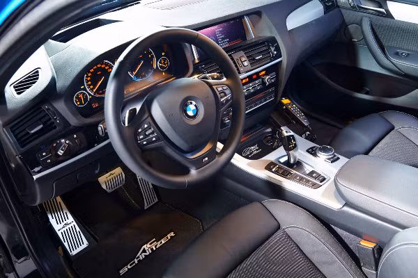 Nội thất của xe cũng được trang bị đầy đủ các tiện ích với hệ thống ghế bọc da cao cấp siêu sang, hệ thống điều khiển đầy đủ chức năng.