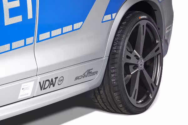 Vành hợp kim giả kiểu AC Schnitzer Type V và lốp 265/30 R 22 Hankook Ventus là bằng chứng cho thấy rõ ràng rằng X4 hướng đến mục đích kinh tế.