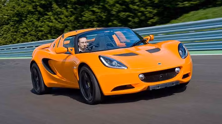 7. Lotus Elise hội tụ tất cả những đặc điểm đắt giá của dòng xe Lotus như: trọng lượng nhẹ, dễ điều khiển, linh hoạt... Ngoài ra, khả năng qua các con dốc liên tục, những góc rẽ khuất, bám dính mặt đường dù trọng lượng không lớn cũng là những yếu tố tuyệt vời của siêu xe này.