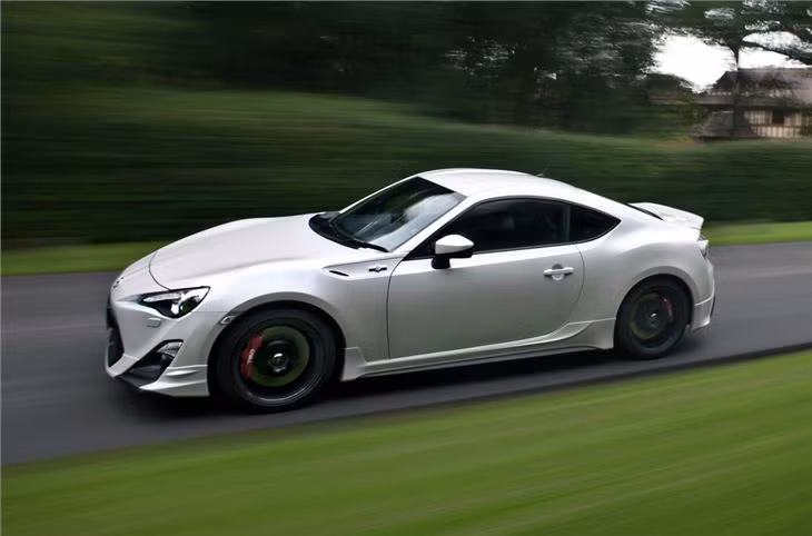 6. Toyota GT86 sở hữu động cơ Boxer 4 xi-lanh thẳng hàng, dung tích 2.0 lít sản sinh công suất tối đa 197 mã lực tại 7.000 vòng/phút và mô-men xoắn cực đại 205Nm tại 6.400 vòng/phút.