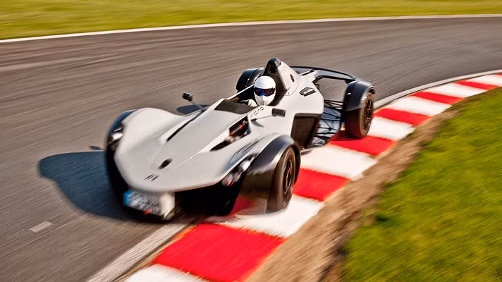 10. BAC Mono được thiết kế và chế tạo dành cho những "con nghiện" ô tô và tốc độ. Xe được trang bị động cơ Cosworth 4 xi-lanh thẳng hàng, dung tích 2.3 lít, sản sinh công suất 280 mã lực và mô-men xoắn 280 Nm.