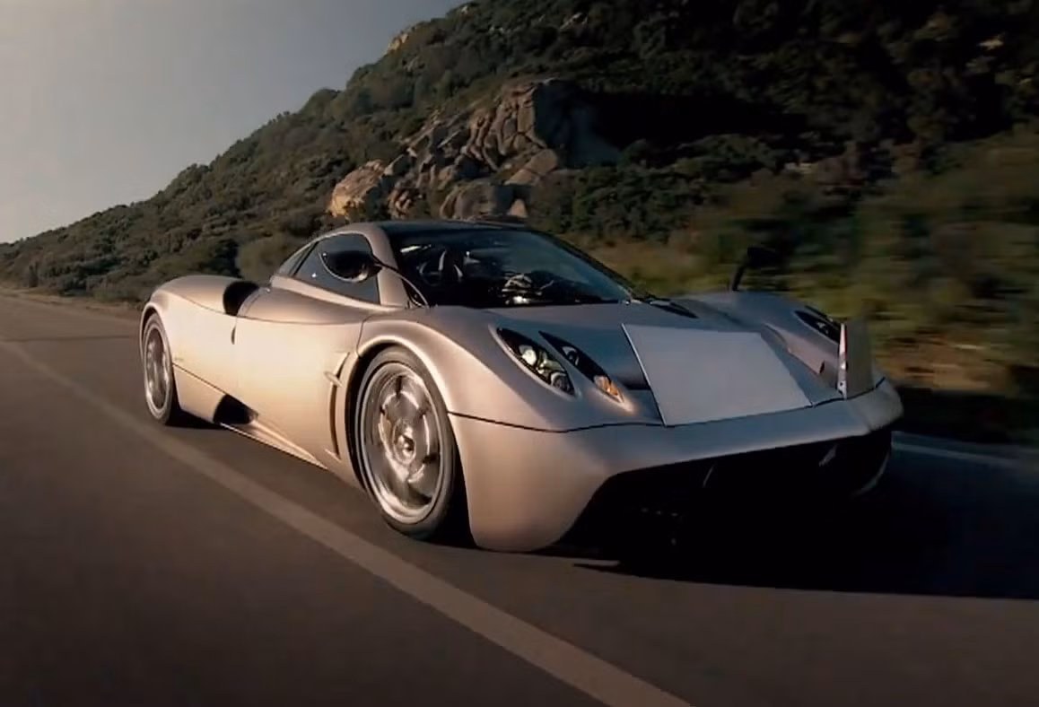 5. Pagani Huayra không chỉ gây mê với cấu trúc carbon quá sức thu hút mà còn nhờ hệ động cơ Twin-turbo V12 của Mercedes cho công suất 720 mã lực. "Người đẹp" Pagani Huayra có thể khiến người đi đường kinh ngạc với vận tốc tối đa 362 km/h.