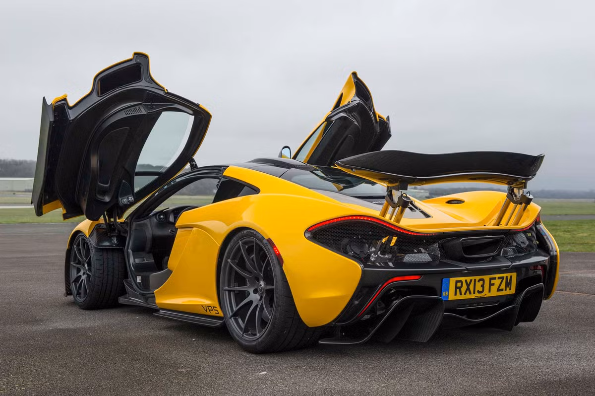 8. McLaren P1 có thể đạt vận tốc tối đa 347 km/h nhờ được tích hợp những ưu việt từ đàn anh Formula One. Ngoài ra, mẫu xe này còn có thể vận hành hoàn toàn bằng điện trên quãng đường dài 7 dặm.