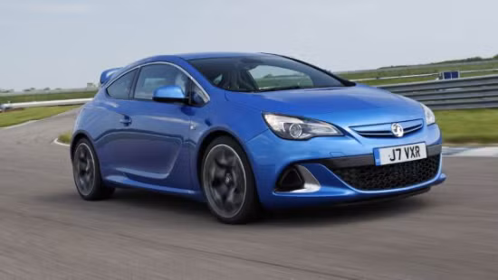 Vauxhall Astra VXR: Giống như Megane 265, trục trước của xe được thiết kế rất năng động và đạt công suất gần 300 bhp với mô-men xoắn sinh công tối đa. Xe có giá 27.270 Euro (tương đương 762 triệu đồng).
