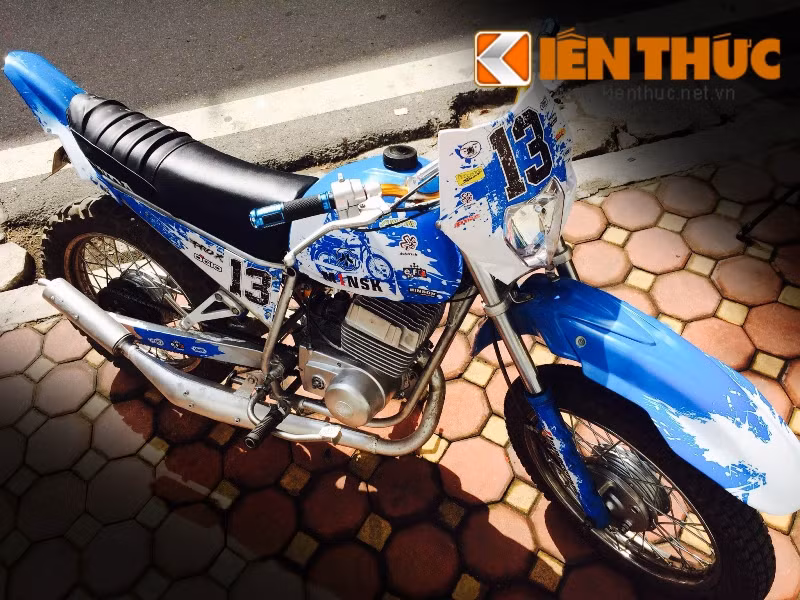 Để hoàn thành chiếc áo mới cho xe của mình, anh Hậu - một dân chơi xe đồng thời cũng là một nhà thiết kế đã tích cực làm việc trong một tháng để hoàn thiện ý tưởng. Với sở thích bay nhảy, anh Hậu đã biến chiếc Minsk cổ lổ sĩ thành chiếc xe cào cào bóng bẩy.