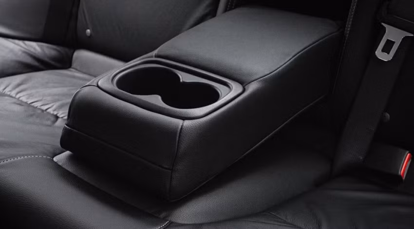 Phần đầu xe được tích hợp hệ thống định vị, Mirror Link (phản chiếu điện thoại thông minh của bạn trên màn hình), Personal Media Access (truy cập đa phương tiện cá nhân) và đảo ngược màn hình máy ảnh. Thêm vào đó là Bluetooth cho các cuộc gọi rảnh tay, hai cổng USB và một cổng HDMI. Navi 2.0 có giá giảm từ 136.980R M (khoảng 872 triệu đồng) xuống còn 132.800 RM (khoảng 845 triệu đồng).