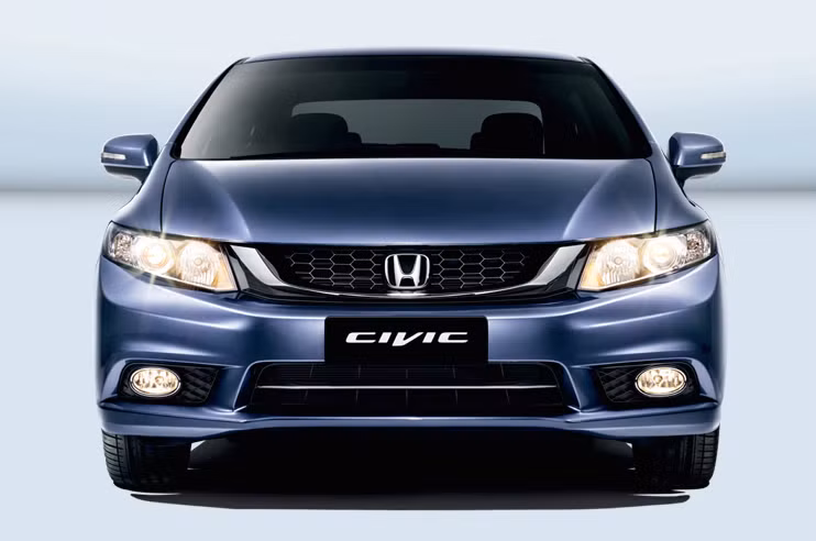 Ưu điểm lớn nhất của Civic 2015 là không hề “ăn bớt” bất kì chi tiết nào để hạ giá thành. Việc mở cửa xe Civic bây giờ trở nên dễ dàng hơn với Smart Entry - điều khiển thông minh dùng nút bấm, điều khiển chân phanh và đèn pha tự động. Những chi tiết như điều hòa không khí tự động, bộ hỗ trợ ổn định thiết bị (VSA) và túi khí kép cũng được giữ lại.
