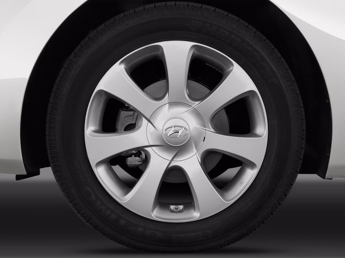 Bánh xe chất liệu nhôm trắng, đường kính 18 inch.