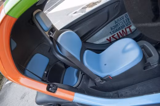 Mẫu xe này được thiết kế đủ chỗ cho 2 người, ghế được sắp xếp theo hàng dọc.