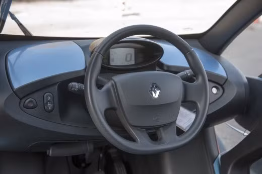 Các thiết bị bên trong cabin không nhiều, bố trí khá đơn giản.