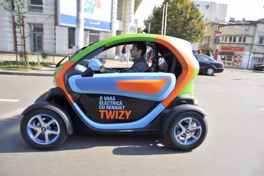 Để vận hành xe, bạn cần nhấn nút khởi động D đồng thời một tay giữ phanh. Thao tác này khá giống với cách vận hành xe tay ga.