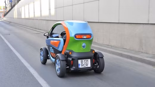 Renault Twizy được trang bị động cơ điện bên dưới gầm xe, năng lượng được cung cấp bởi pin nhiên liệu 6,1 kWh lithium-ion. Lực được truyền đến các bánh xe thông qua hộp số truyền động đơn.